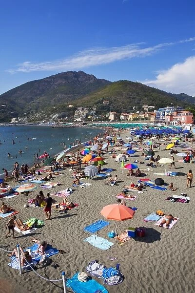 Busy beach at Levanto, Liguria, Italy, Mediterranean, Europe
