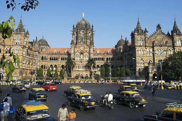 Busy junction outside Victoria Terminus (Chhatrapati Shivaji Terminus), UNESCO World Heritage Site, Mumbai (Bombay), Maharashtra, India, Asia
