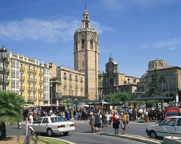 Busy street scene on the Plaza de Zaragoza with the
