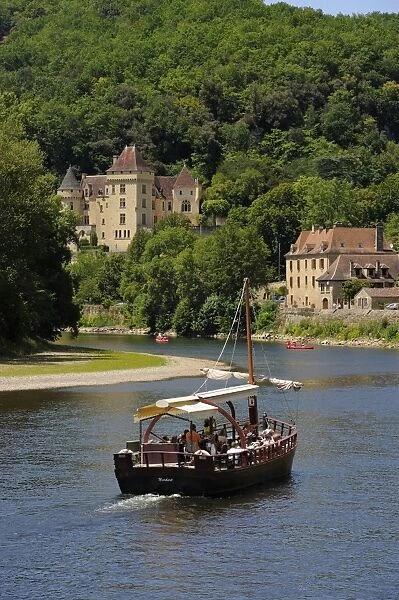 Caberre boat on the river Dordogne, La Roque-Gageac, Dordogne, France, Europe