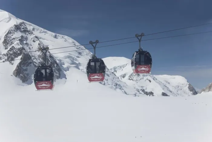 Framed Print : The cable car between Italy and France through the Mont Blanc Massif, Aiguille du Midi Framed Print : The cable car between Italy and France through the Mont Blanc Massif, Aiguille du Midi