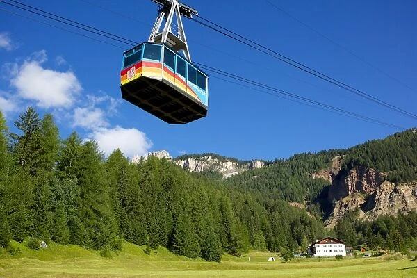 Cable car, Vigo di Fassa, Fassa Valley, Trento Province, Trentino-Alto Adige  /  South Tyrol, Italian Dolomites, Italy, Europe