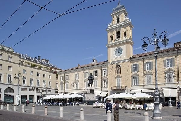 Cafe on the Piazza Garibaldi and Palazzo Del Govenatore, Parma, Emilia Romagna