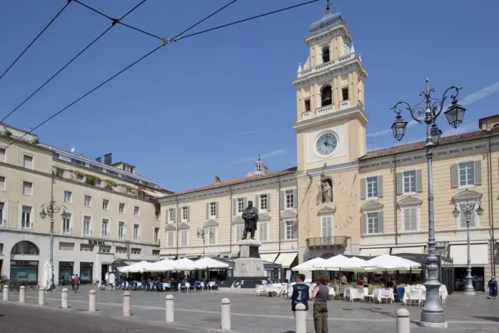 Framed Print : Cafe on the Piazza Garibaldi and Palazzo Del Govenatore, Parma, Emilia Romagna Framed Print : Cafe on the Piazza Garibaldi and Palazzo Del Govenatore, Parma, Emilia Romagna