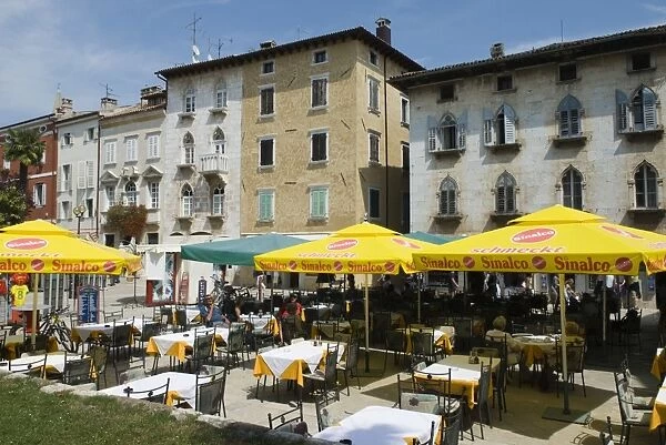 Cafe scene in old Venetian quarter, Porec, Istria, Croatia, Europe