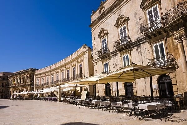 Cafes in Sicilian Baroque style buildings in Piazza Duomo, Ortigia, Syracuse (Siracusa), Sicily, Italy, Europe