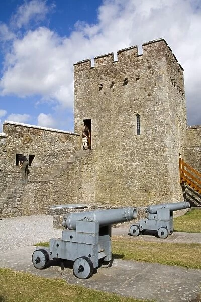 Cahir Castle, Cahir Town, County Tipperary, Munster, Republic of Ireland, Europe