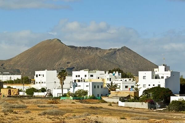 The Caldera de Gairia volcanic cone looms over this town in the central south, Tiscamanita, Fuerteventura, Canary Islands, Spain, Europe