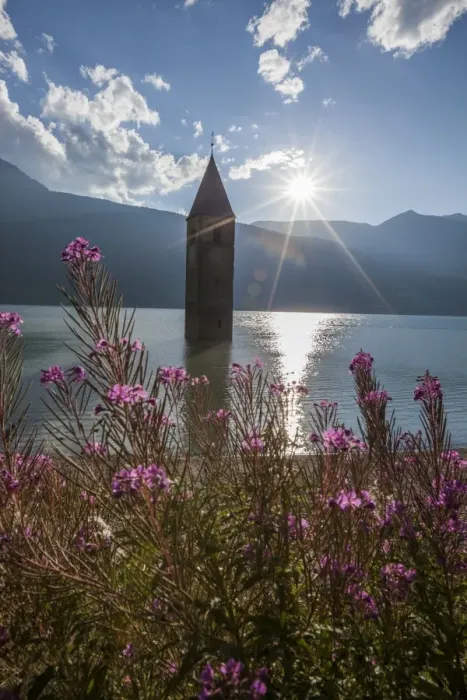 Framed Print : Campanile nel Lago di Resia, rising above Lago di Resia (Reschensee) (Lake Reschen), a reservoir beneath which are the submerged hamlets of Arlung, Piz, Gorf and Stockerhofe, South Tyrol, Italy, Europe