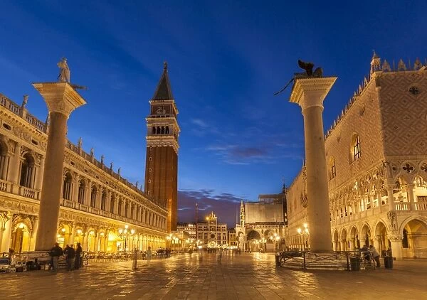 Campanile tower, Palazzo Ducale (Doges Palace), Piazzetta, St. Marks Square, at night