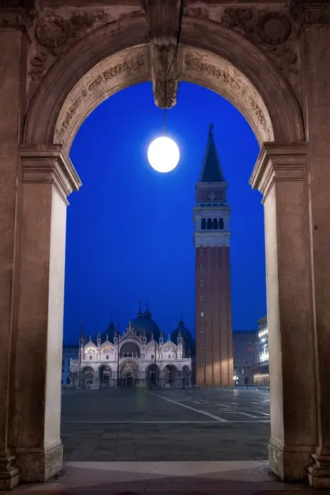 Framed Print : Campanile tower, Piazza San Marco (St. Marks Square) and Basilica di San Marco, at night Framed Print : Campanile tower, Piazza San Marco (St. Marks Square) and Basilica di San Marco, at night