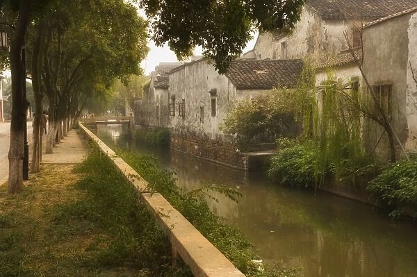 Canal and houses, Souzhou (Suzhou), China, Asia