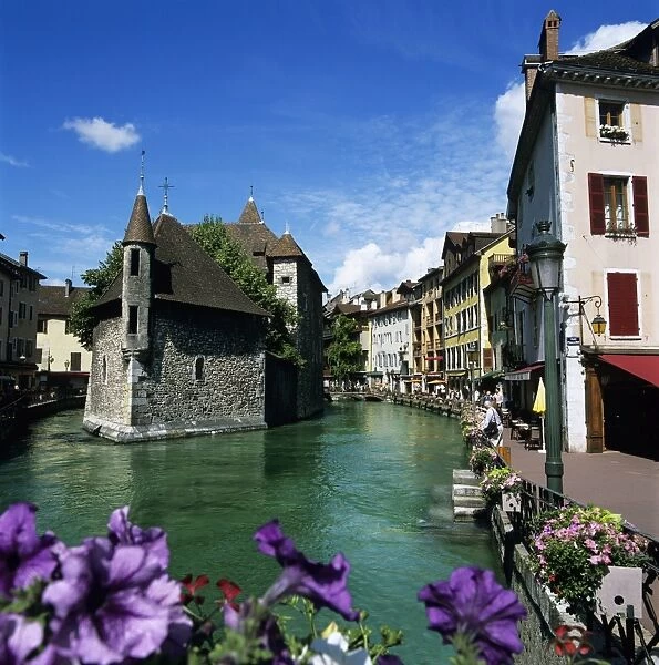 Canal and Palais de L`Ile, Annecy, Lake Annecy, Rhone Alpes, France, Europe