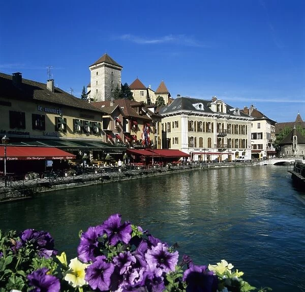Canal side restaurants below the Chateau, Annecy, Lake Annecy, Rhone Alpes, France, Europe