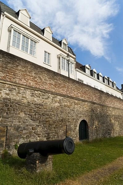 Cannon and Eerste Middeleeuwse Omwalling (First Medieval City Wall), dating from 1229