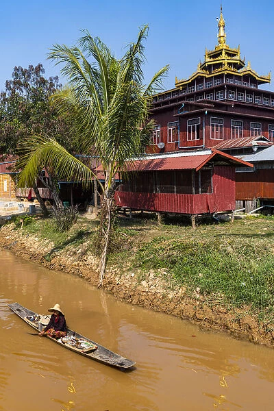 Canoe, Inle Lake, Shan state, Myanmar (Burma), Asia