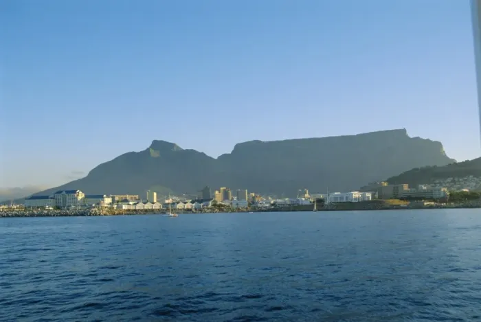 Framed Print : Cape Town with Table Mountain behind Framed Print : Cape Town with Table Mountain behind