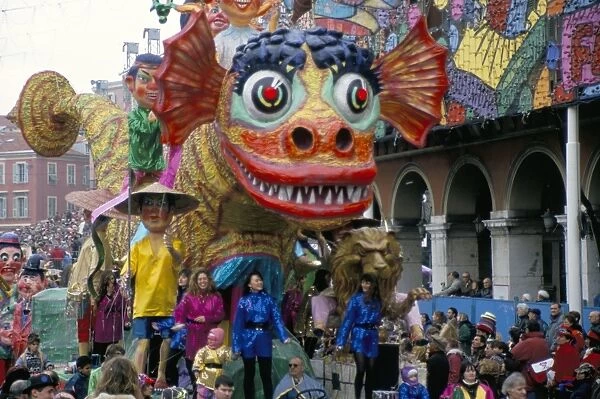 Carnival float in street, Mardi Gras, Nice, Alpes Maritimes, Cote d Azur