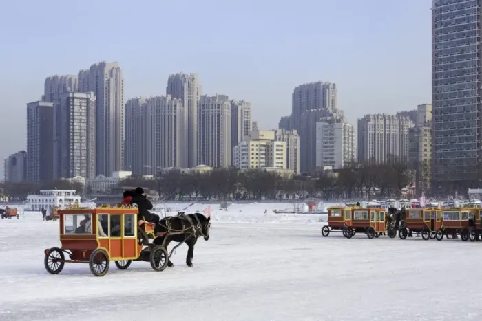 Framed Print : A carriage on the icebound Songhua River in Harbin, Heilongjiang, China, Asia Framed Print : A carriage on the icebound Songhua River in Harbin, Heilongjiang, China, Asia