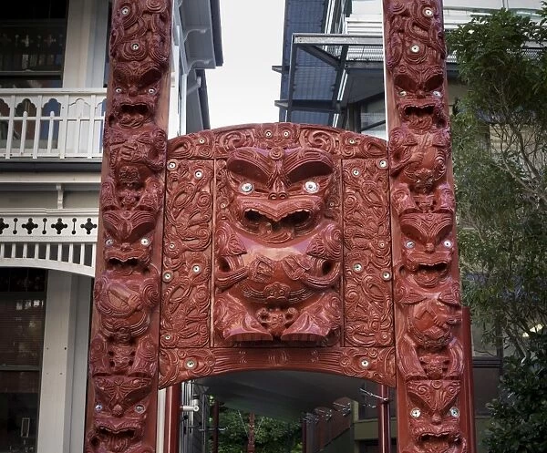 Carved gateway marking entrance to Te Herenga Waka Marae, Victoria University, Kelburn, Wellington, North Island, New Zealand, Pacific