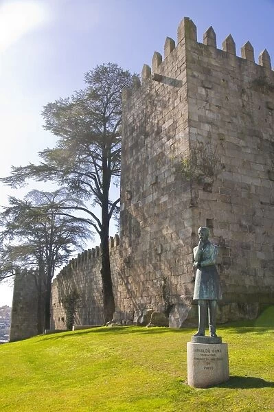 The castle of Guimaraes, UNESCO World Heritage Site, Guimaraes, Portugal, Europe