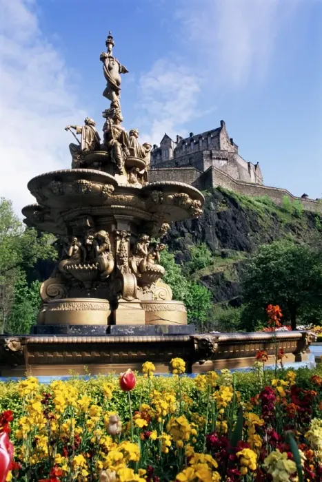 Framed Print : Castle and Princes Street Garden fountain Framed Print : Castle and Princes Street Garden fountain
