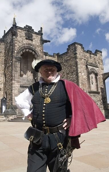 Castle steward in traditional dress, provides information to tourists, Edinburgh Castle