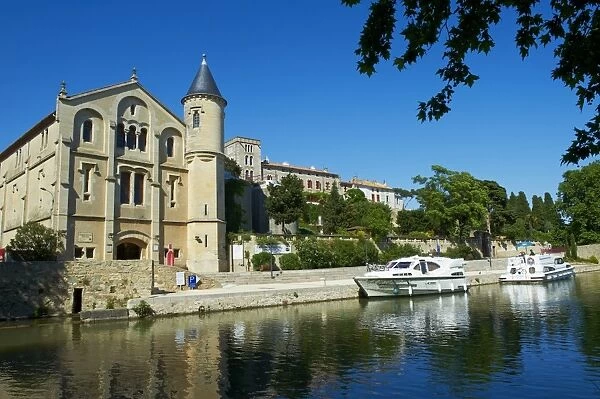 The castle of Ventenac-en-Minervois, Navigation on the Canal du Midi, UNESCO World Heritage Site, Aude, Languedoc Roussillon, France, Europe