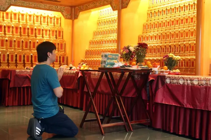 Framed Print : Ceremony in Ancenstral Hall, Buddha Tooth Relic Temple in Chinatown, Singapore