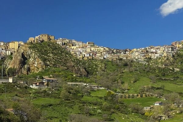 Cesaro, a town perched in a stunning location in the northwest highlands west of Mount Etna, Cesaro, Messina Province, Sicily, Italy, Mediterranean, Europe