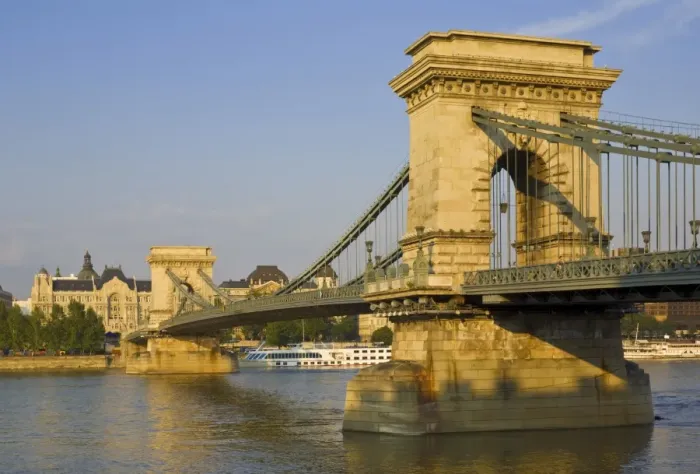Framed Print : The Chain Bridge (Szechenyi Lanchid), over the River Danube with the Gresham Hotel