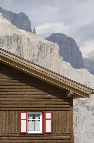 Chalet in front of the Gruppo del Sella mountains, the Dolomites, Italy, Europe