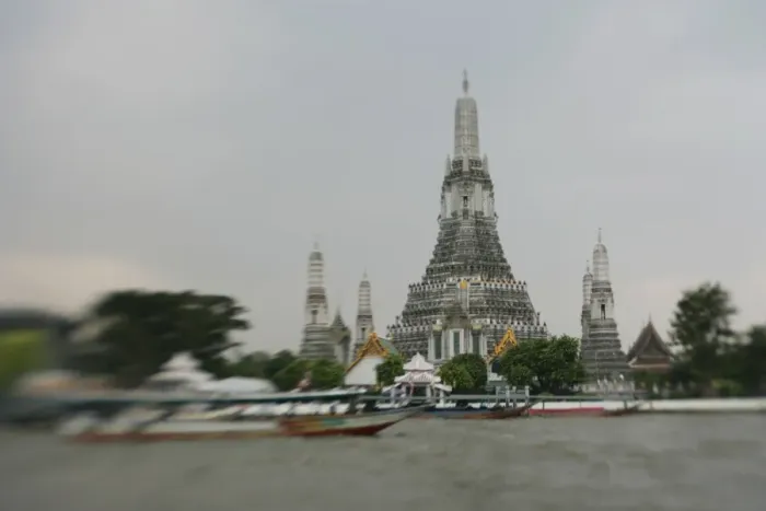 Framed Print : Chao Phraya River and Temple Wat Arun Framed Print : Chao Phraya River and Temple Wat Arun