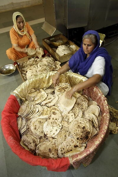 Chapatti making in the communal kitchen of Bangla Sahib Gurdwara, New Delhi, India, Asia