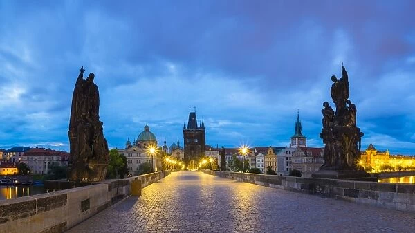 Charles Bridge at dawn, UNESCO World Heritage Site, Stare Mesto (Old Town), Prague