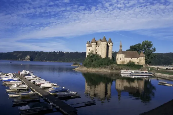 Framed Print : Chateau de Val, River Dordogne, Bort-les-Orgues, Cantal Department, Auvergne Framed Print : Chateau de Val, River Dordogne, Bort-les-Orgues, Cantal Department, Auvergne