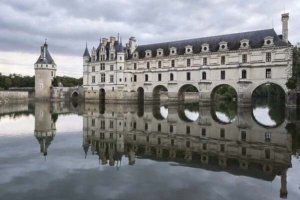 Chenonceau castle reflected in the Loire, UNESCO World Heritage Site, Chenonceaux