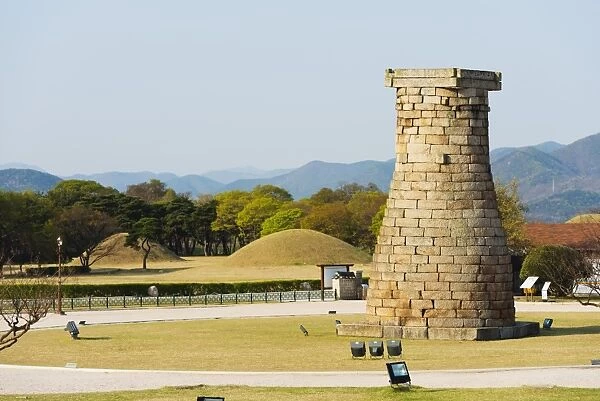 Cheomseongdae Astronomical Observation Tower, Royal Tombs burial mounds, UNESCO World Heritage Site, Gyeongju, Gyeongsangbuk-do, South Korea, Asia