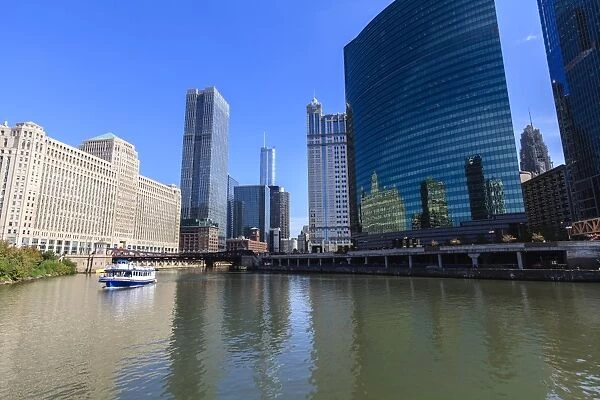 Chicago River, The Merchandise Mart on the left and 333 Wacker Drive building on the right, Chicago, Illinois, United States of America, North America