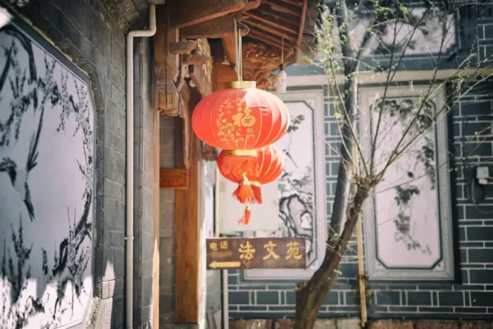 Framed Print : Chinese lanterns and wall paintings in an alley of Lijiangs Old Town, UNESCO World Heritage Site, Lijiang, Yunnan, China, Asia Framed Print : Chinese lanterns and wall paintings in an alley of Lijiangs Old Town, UNESCO World Heritage Site, Lijiang, Yunnan, China, Asia