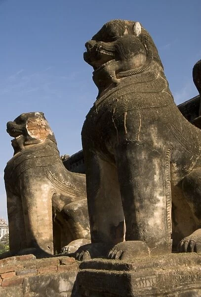 Chinthe statues, half lion and half dragon, Mimalaung Kyaung, Bagan (Pagan), Myanmar (Burma), Asia