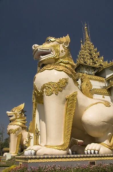 Chinthes (guardians), Shwedagon Pagoda, Yangon (Rangoon), Myanmar (Burma), Asia