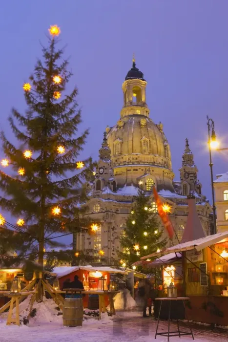 Framed Print : Christmas Market in the Neumarkt with the Frauenkirche (Church) in the background, Dresden, Saxony, Germany, Europe Framed Print : Christmas Market in the Neumarkt with the Frauenkirche (Church) in the background, Dresden, Saxony, Germany, Europe