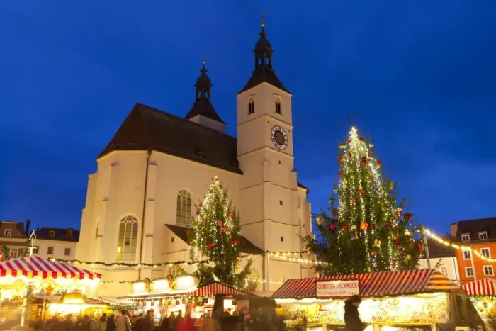 Framed Print : Christmas Market in Neupfarrplatz, Regensburg, Bavaria, Germany, Europe Framed Print : Christmas Market in Neupfarrplatz, Regensburg, Bavaria, Germany, Europe