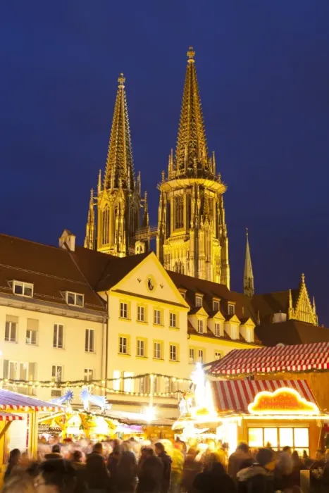 Framed Print : Christmas Market in Neupfarrplatz with the Cathedral of Saint Peter in the Background Framed Print : Christmas Market in Neupfarrplatz with the Cathedral of Saint Peter in the Background