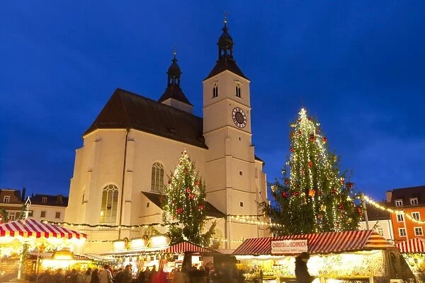 Christmas Market in Neupfarrplatz, Regensburg, Bavaria, Germany, Europe