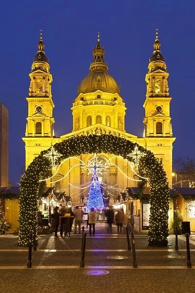 Christmas Market outside St. Stephens Basilica (Szent Istvan Bazilika), Budapest, Hungary, Europe