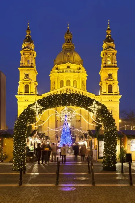 Framed Print : Christmas Market outside St. Stephens Basilica (Szent Istvan Bazilika), Budapest, Hungary, Europe Framed Print : Christmas Market outside St. Stephens Basilica (Szent Istvan Bazilika), Budapest, Hungary, Europe