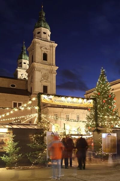 Christmas Market and Salzburg Cathedral, UNESCO World Heritage Site, Salzburg, Austria, Europe