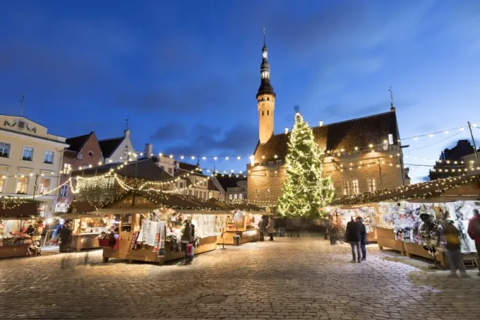 Framed Print : Christmas market in the Town Hall Square (Raekoja Plats) and Town Hall, Old Town Framed Print : Christmas market in the Town Hall Square (Raekoja Plats) and Town Hall, Old Town